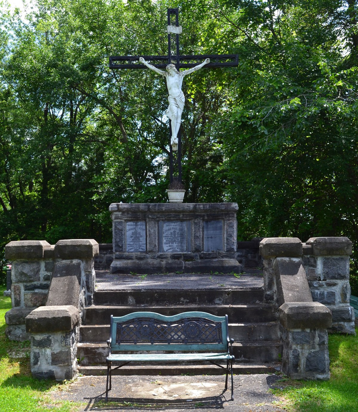 Calvaire et caveau du cimetière Saint-Fidèle de Fassett
