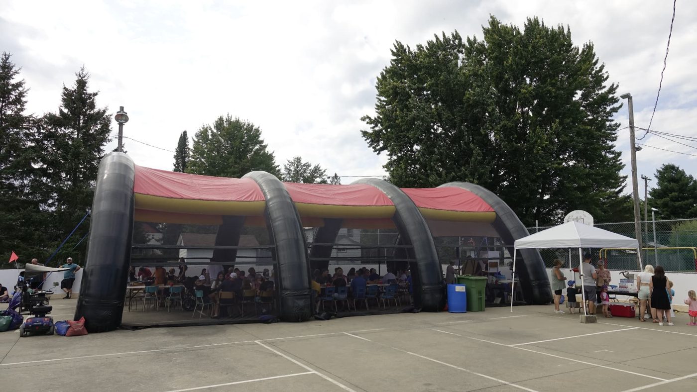 Le souper BBQ sous le chapiteau