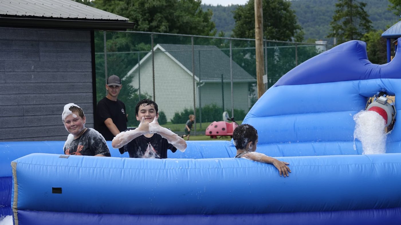 Jeux d'eau et de mousse : un franc succès auprès des jeunes