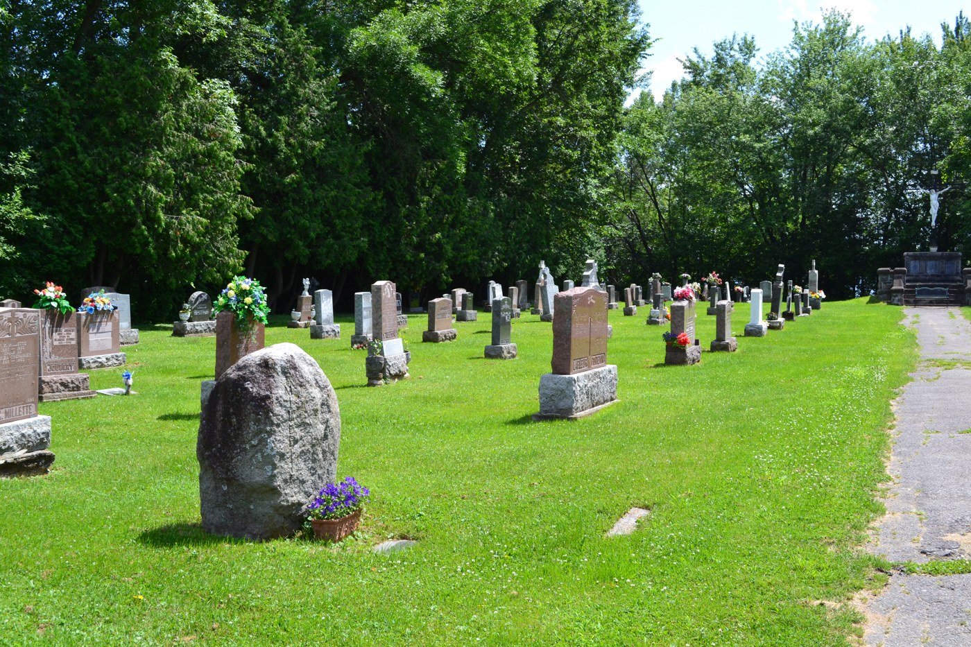 Allée et sépultures du cimetière Saint-Fidèle de Fassett