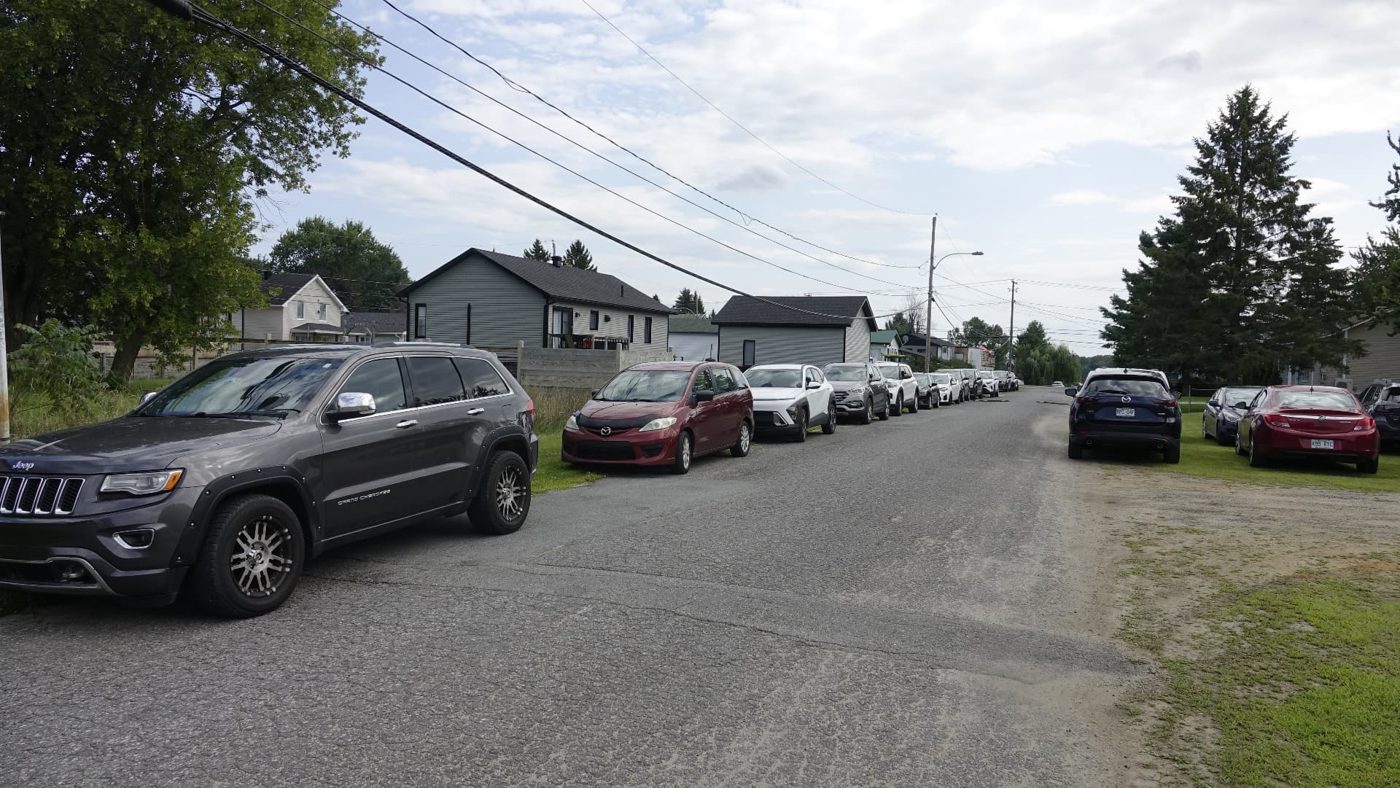 Une rue du village remplie de visiteurs